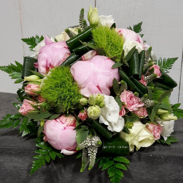 Bouquet de mariage rond de pivoines et roses