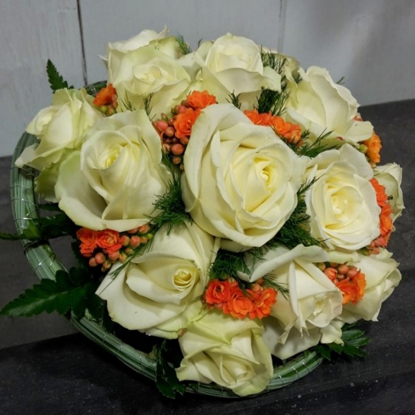Bouquet de mariée composé de roses crème
