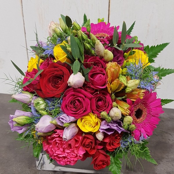 Composition florale de mariage multicolore