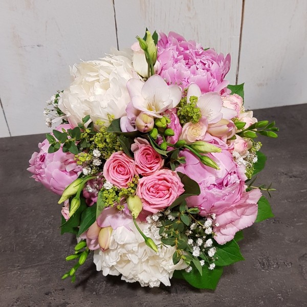 Composition florale de mariage, pivoines