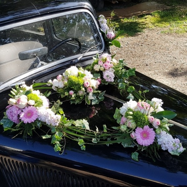 Décoration florale de voiture mariage |
